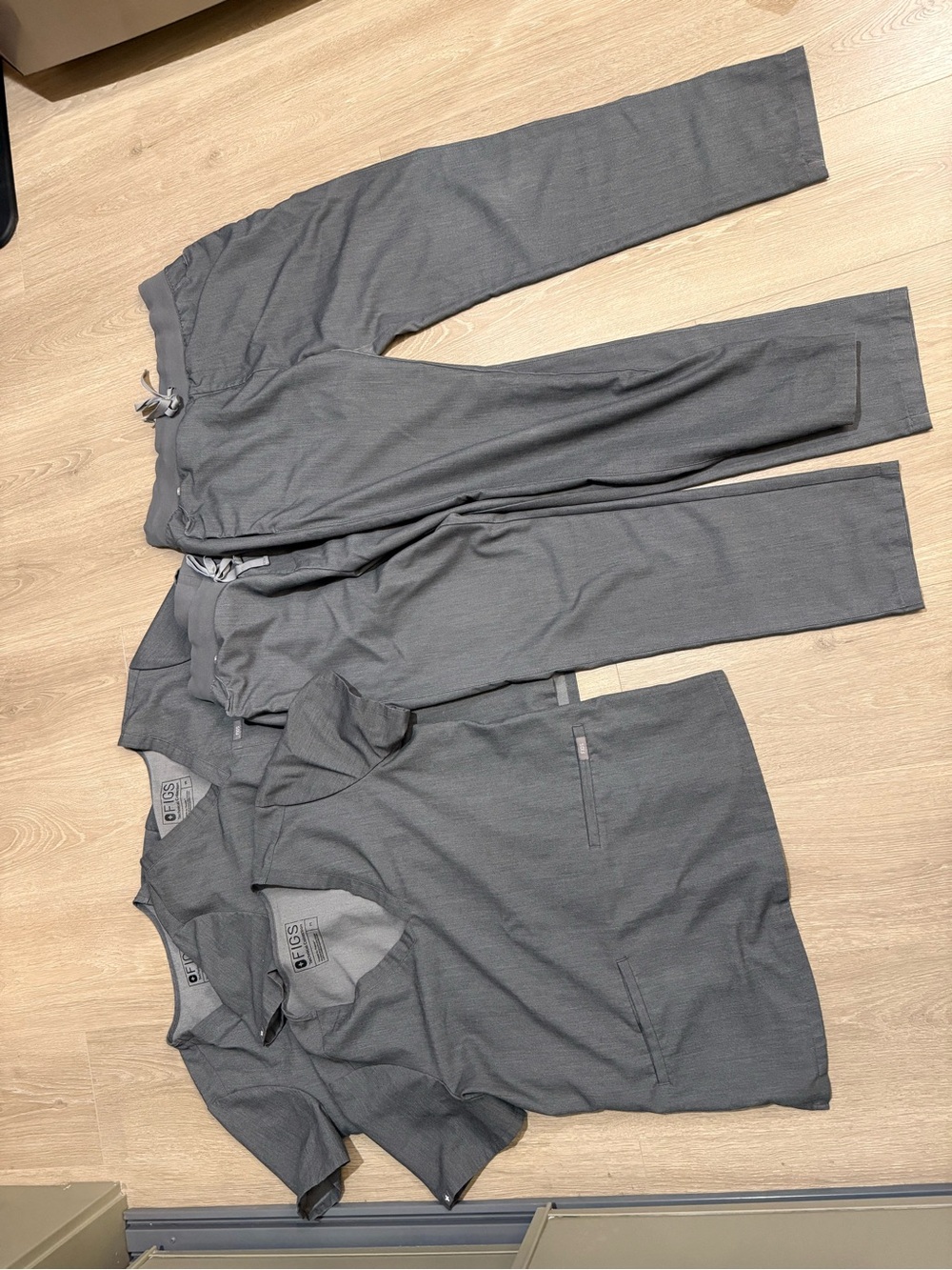 Figs Women's Gray Scrub Top & Jogger Pants Set